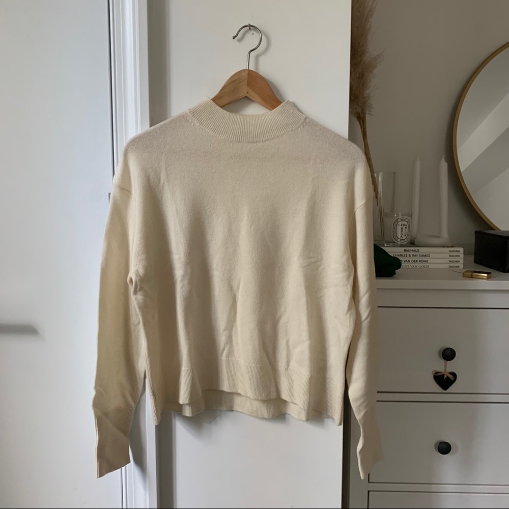 Everlane Cashmere Crop Mockneck in Cream